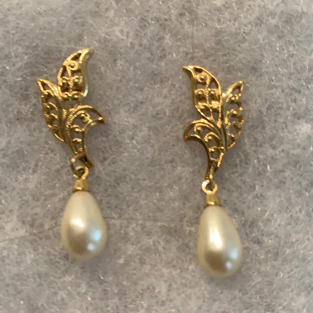 Teardrop pearl and gold studded earrings